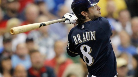 Braun saca uno de los hits que dio el triunfo a Milwaukee en el playoff.