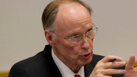 El gobernador Robert Bentley trabaja con la Legislatura de Alabama para introducir ciertos cambios a la polémica ley.