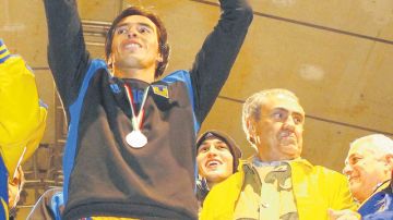 Lucas Lobos, capitán de Tigres, levanta la Copa ante los aficionados reunidos en la Macro, al igual que lo hizo en el Uni.