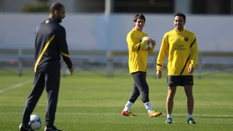 Xavi Hernández (der.) y Lionel Messi reciben las indicaciones de su técnico Pep Guardiola ayer en la ciudad de Yokohama.