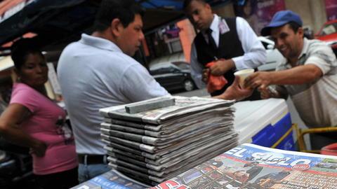 Una venta de periódicos en céntrica avenida de Ciudad de Panamá, con la noticia de que el exgeneral Manuel Antonio Noriega había llegado el domingo  al país.