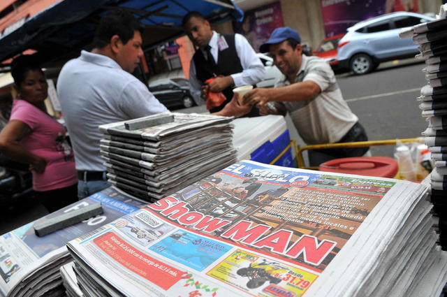 Una venta de periódicos en céntrica avenida de Ciudad de Panamá, con la noticia de que el exgeneral Manuel Antonio Noriega había llegado el domingo  al país.