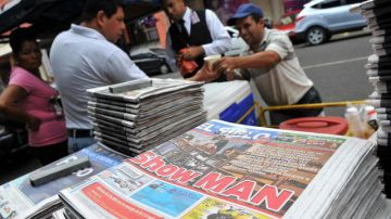 Una venta de periódicos en céntrica avenida de Ciudad de Panamá, con la noticia de que el exgeneral Manuel Antonio Noriega había llegado el domingo  al país.