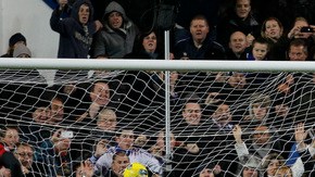 Joe Hart, portero de Manchester City, se juega a su izquierda  mientras el ejecutante, Frank Lampard (8), elige el lado derecho. Fue el gol del triunfo del Chelsea sobre el cuadro de los 'Citizens' ayer en Londres.