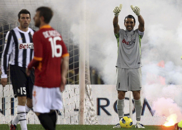 Gianluigi Buffon festeja tras parar un penal a Francesco Totti.