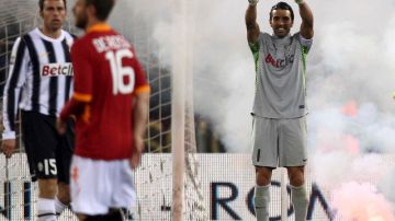Gianluigi Buffon festeja tras parar un penal a Francesco Totti.