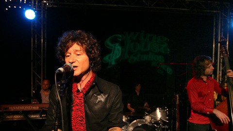 Enrique Bunbury regresa a su raíces con el álbum 'Licenciado Cantinas'.