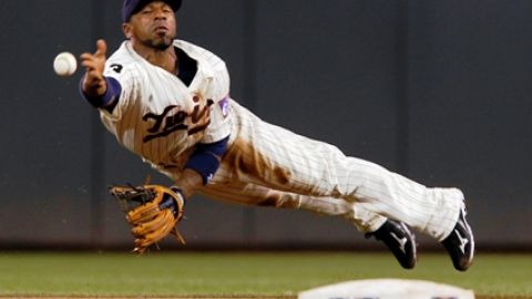 Minnesota, en cambio, le ofreció contrato al jugador quisqueyano de cuadro Alexi Casilla.