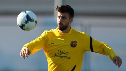 El zaguero culé Gerard Piqué durante las prácticas.