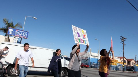 Jóvenes  de las organizaciones Youth Justice Coalition (YJC) y Rise Up LA llevan su protesta a la calle.