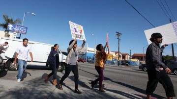 Jóvenes  de las organizaciones Youth Justice Coalition (YJC) y Rise Up LA llevan su protesta a la calle.