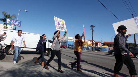 Jóvenes de las organizaciones Youth Justice Coalition (YJC) y Rise Up LA llevan su protesta a la calle.