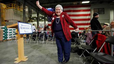 Joni Scotter esperaba al precandidato Mitt Romney la semana pasada en Cedar Rapids, Iowa.