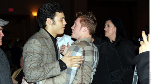 Los campeones Julio César Chávez Jr. (izq.) y Saúl el 'Canelo' Álvarez se manifestaron su respeto y lo sellaron con un abrazo.