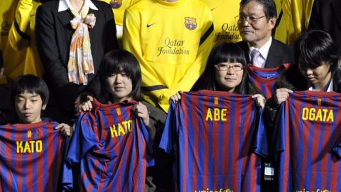 Lionel Messi (centro, atrás), muy serio, posa ayer con los pequeños que recibieron las camisetas del Barcelona con su nombre.