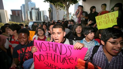 Alumnos de la secundaria magnet Francisco Bravo protestan contra la eliminación del transporte escolar.