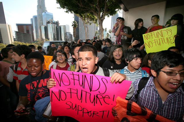 Alumnos de la secundaria magnet Francisco Bravo protestan contra la eliminación del transporte escolar.