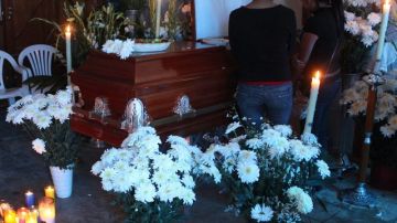 Familiares del estudiante Gabriel Echeverría, abatido el lunes durante una protesta, velan su cadáver en Chilpancingo, México.