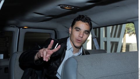 Omar Bravo a su arribo, ayer,  al Aeropuerto Internacional de la Ciudad México; hoy se someterá a los exámenes médicos con la Máquina Celeste.