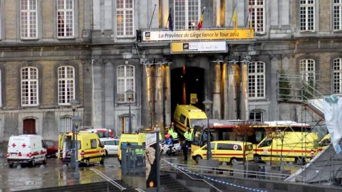 Ambulancias y personal sanitario a la entrada del Palacio de Justicia en Lieja, Bélgica, tras el criminal atentado