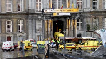 Ambulancias y personal sanitario a la entrada del Palacio de Justicia en Lieja, Bélgica, tras el criminal atentado
