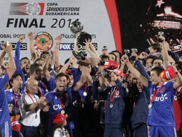 Los jugadores de la Universidad de Chile festejan eufóricos la conquista de la Copa Sudamericana.