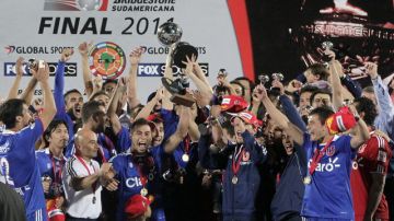 Los jugadores de la Universidad de Chile festejan eufóricos la conquista de la Copa Sudamericana.