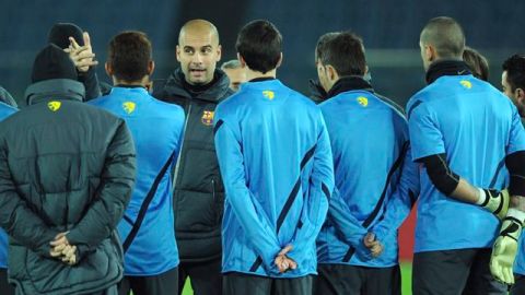 El técnico del Barcelona, Pep Guardiola, sostiene una charla técnica con sus jugadores de cara al choque de hoy contra el Al-Saad.