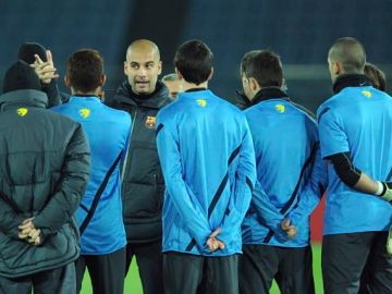 El técnico del Barcelona, Pep Guardiola, sostiene una charla técnica con sus jugadores de cara al choque de hoy contra el Al-Saad.