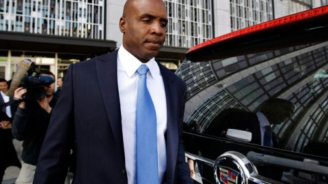 Barry Bonds salió ileso de las acusaciones por consumo de esteroides, pero mañana podría ser condenado por mentirle a un jurado.