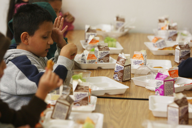 Los almuerzos escolares constituyen una ayuda para miles de estudiantes de escasos recursos.
