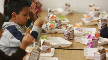 Los almuerzos escolares constituyen una ayuda para miles de estudiantes de escasos recursos.