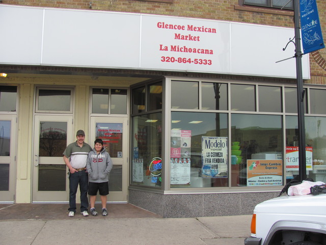 Jesús Mendoza y su hijo, afuera de La Michoacana, ubicada en Glencoe. Esta es la única tienda mexicana en el área.