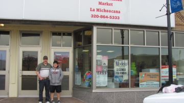 Jesús Mendoza y su hijo, afuera de La Michoacana, ubicada en Glencoe. Esta es la única tienda mexicana en el área.