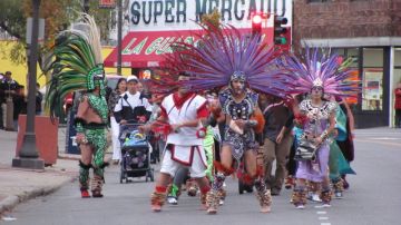 Por las calles del West Side, en Saint Paul, marcha una procesión tradicional azteca   en octubre de 2011. Los mexicanos son el grupo de inmigrantes más numeroso en el estado.