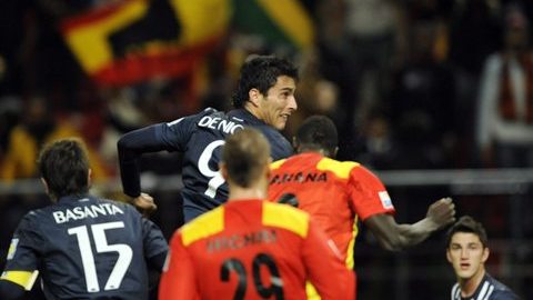 Aldo De Nigris al momento de conectar de cabeza el balón que se anidó en las redes del Esperance para adelantar a los regios 2-1.