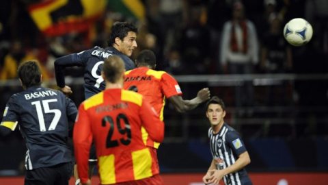Aldo De Nigris al momento de conectar de cabeza el balón que se anidó en las redes del Esperance para adelantar a los regios 2-1.