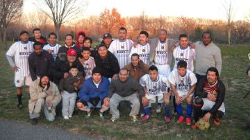Los integrantes del Deportivo Atlixco que venció al Escuadrón G. para conquistar el torneo Navideño 2011/Copa Marco Tulio González, organizado por la Red Apple Sports League.