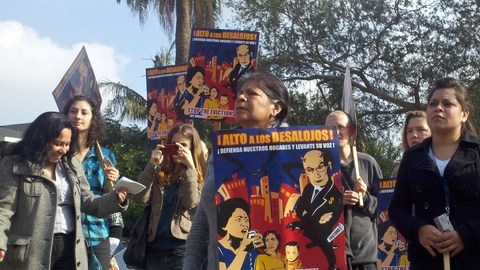 Vecinos protestan frente a la propiedad de la Avenida Menlo de la que dicen son desalojados injustamente.