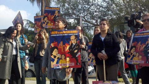 Vecinos protestan frente a la propiedad de la Avenida Menlo de la que dicen son desalojados injustamente.