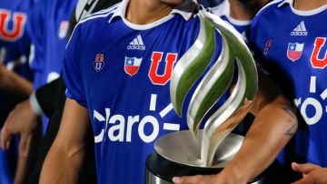 Eduardo Vargas, figura de la U de Chile, con el trofeo.
