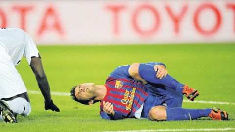 David Villa se retuerce de dolor después de fracturarse la tibia izquierda en una jugada fortuita.