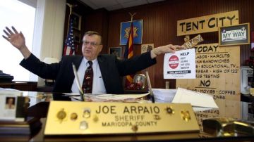 Un desafiante Joe Arpaio ha insistido que el gobierno federal está en 'cacería de brujas'  contra su departamento tras acusaciones de acción policial inconstitucional.