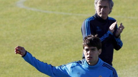 Kaká, aquí con su técnico Mourinho en una práctica, espera que puedan llegar a la Navidad como líderes únicos del futbol español.