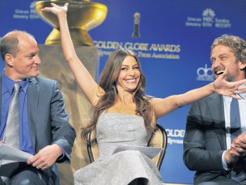 Sofía Vergara, entre los también presentadores del acto de ayer, Woody Harrelson (izq.) y Gerard Butler, reacciona al conocer su nominación al Globo de Oro.