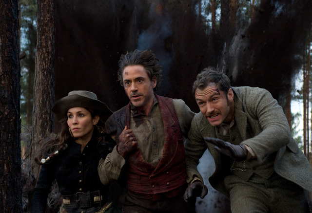 Noomi Rapace (izq.), Robert  Downey Jr. y Jude Law en una escena de la película.
