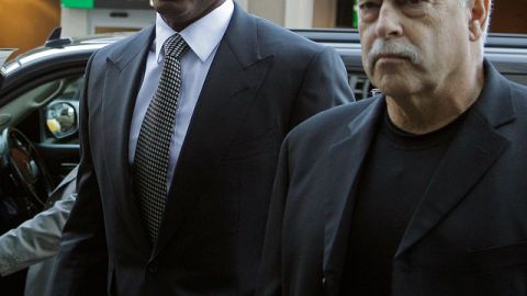 Barry Bonds entra a la Corte Federal en San Francisco.