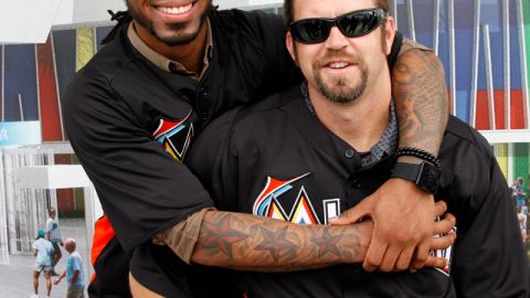 José Reyes (izq.) y Heath Bell, unidos ayer en un solo abrazo, esperan llevar a los renovados  Marlins  hasta la  mismísima Serie Mundial.