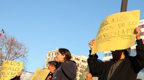 Vendedores ambulantes y  sus familias protestaban en el parque MacArthur contra las autoridades tras el anuncio.