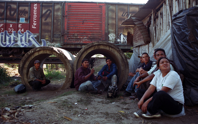 Un grupo de inmigrantes centroamericanos aguarda en Chiapas a 'La Bestia' en su viaje al norte.